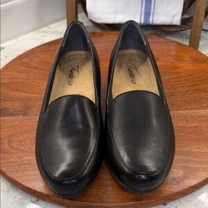 Trotters Women's Black Loafers